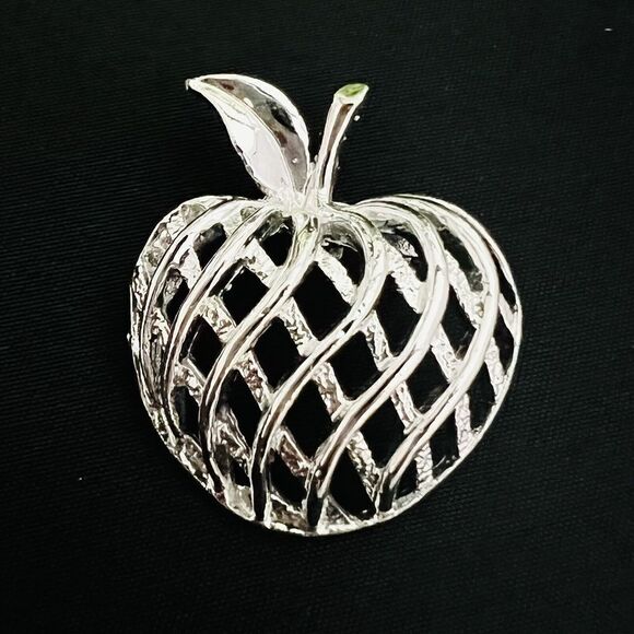 Gerry’s Vintage Silver Tone Open Basket Weave Apple Pin Brooch Pendant 4210 - Picture 1 of 8